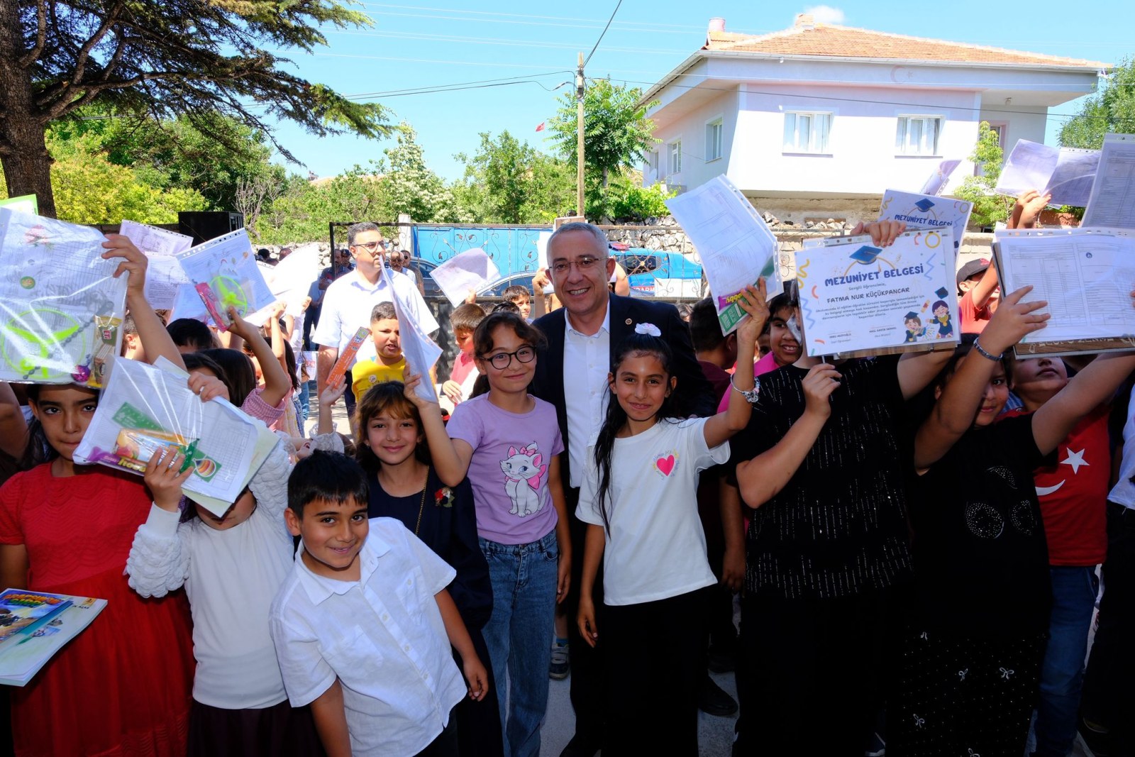 Başkan Erkan Çiftci, Karacaşar'da Karne Heyecanına Ortak Oldu