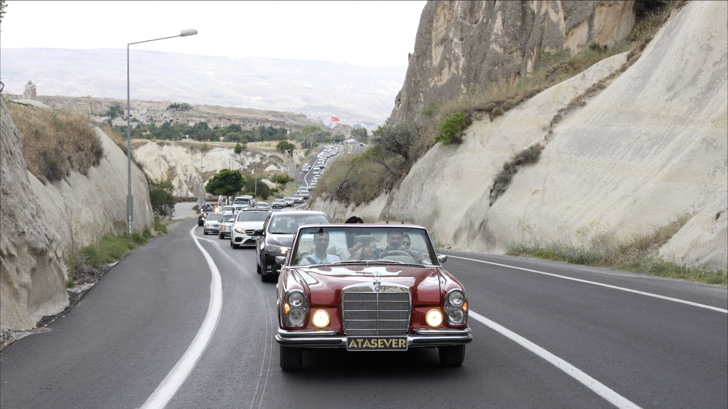 Ürgüp Belediyesi ve Klasik Mercedes Kulübü iş birliğiyle 28-29 Haziran 2025 tarihlerinde düzenlenen Klasik Mercedes Festivali, Kapadokya’nın büyülü atmosferinde benzersiz bir buluşmaya sahne oldu.
