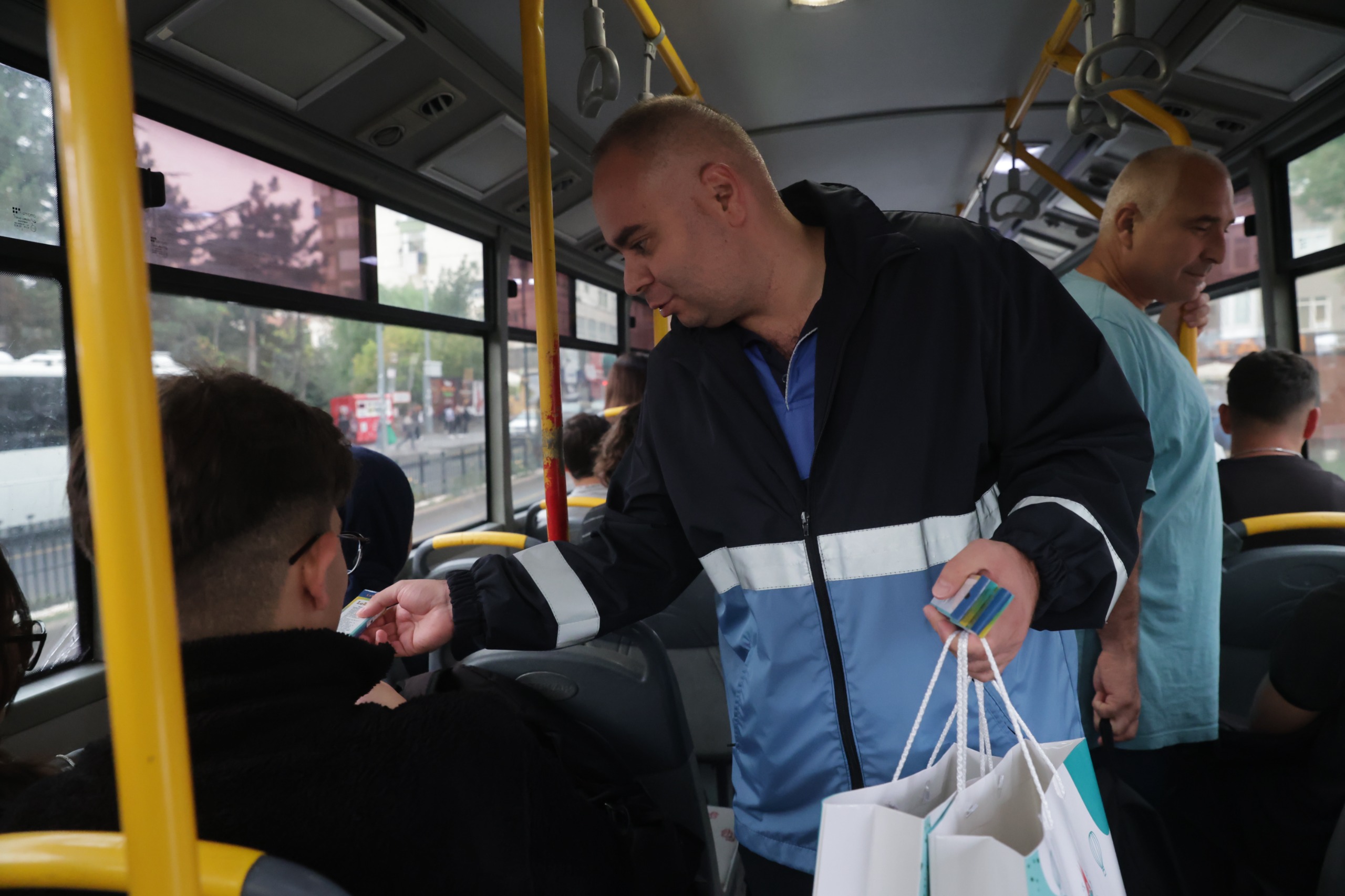 Başkan Rasim Arı’dan Öğrencilere Bitmeyen Kalem Sürprizi