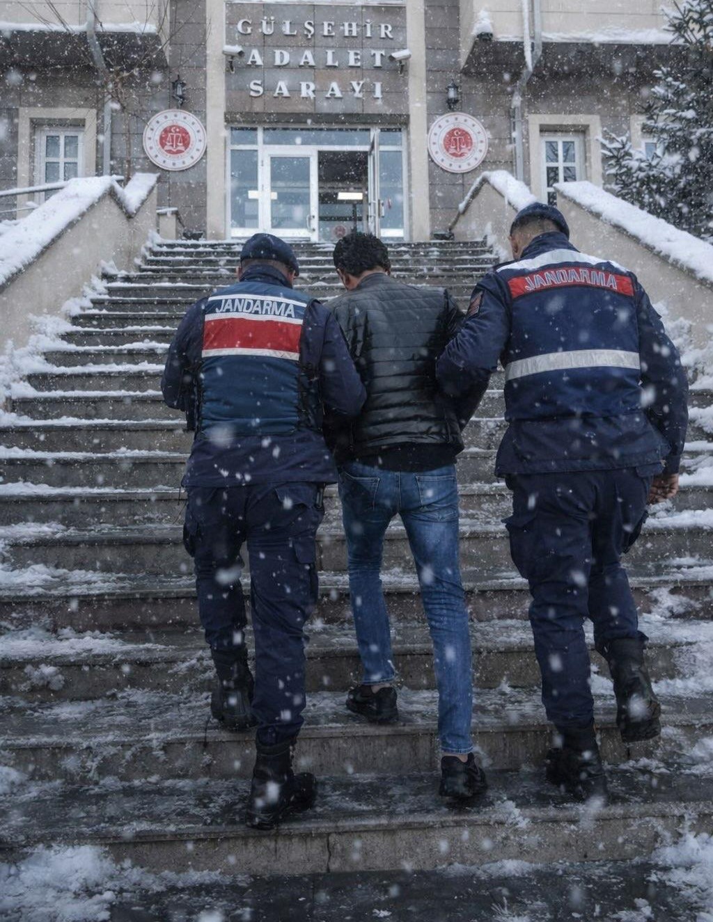   Nevşehir İl Jandarma Komutanlığınca nitelikli suçlardan aranan şahısların yakalanmasına yönelik çalışmalar aralıksız yürütülmektedir.