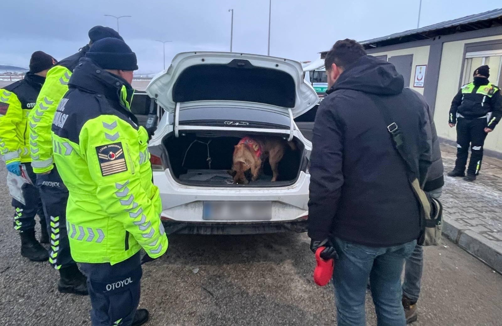 Nevşehir’de Otoyol Kontrolünde Sentetik Ecza Operasyonu: 2 Şüpheli Hakkında Adli Soruşturma