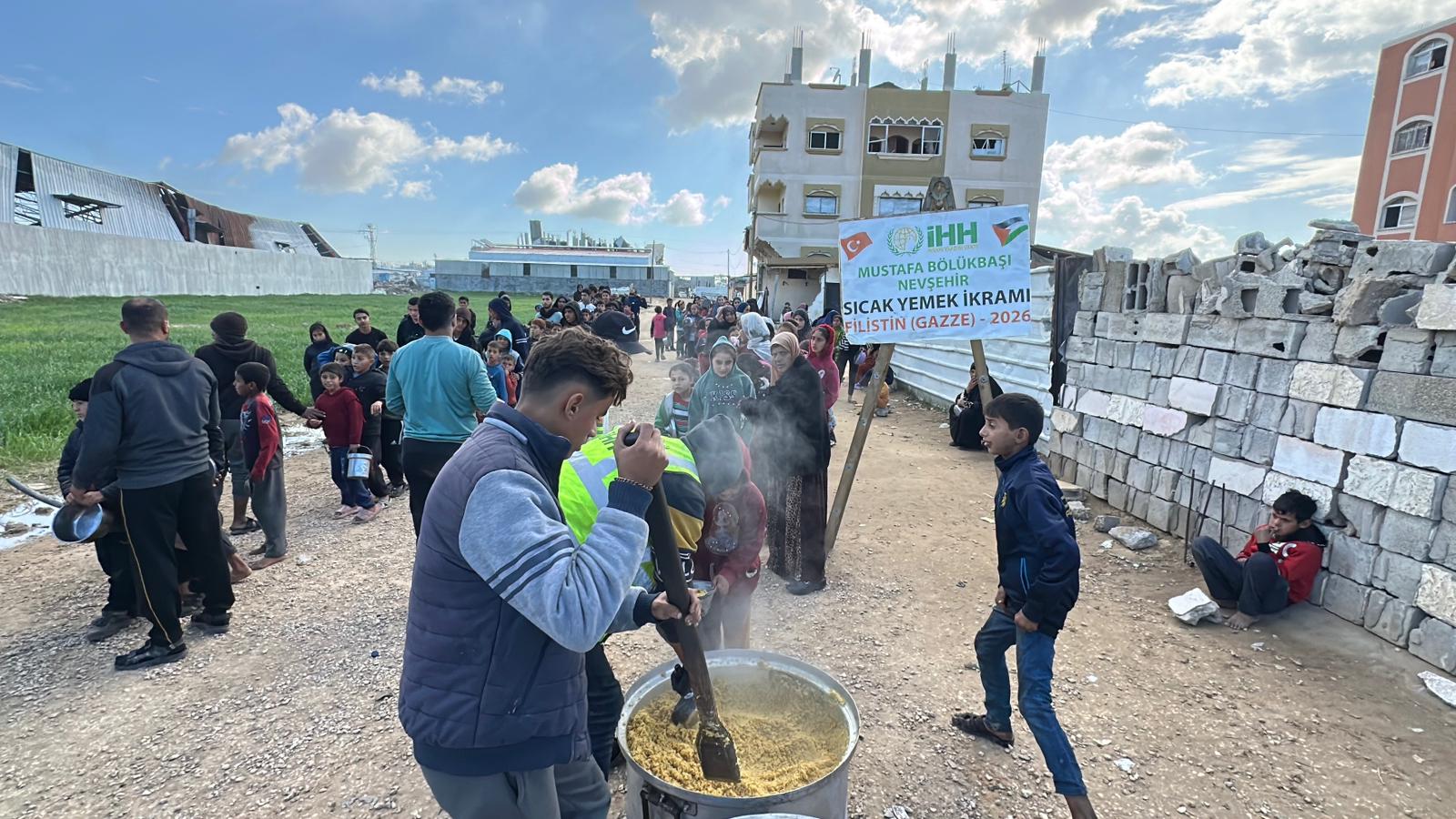 Nevşehirli hayırseverlerin Gazze’ye sıcak yemek desteği sürüyor