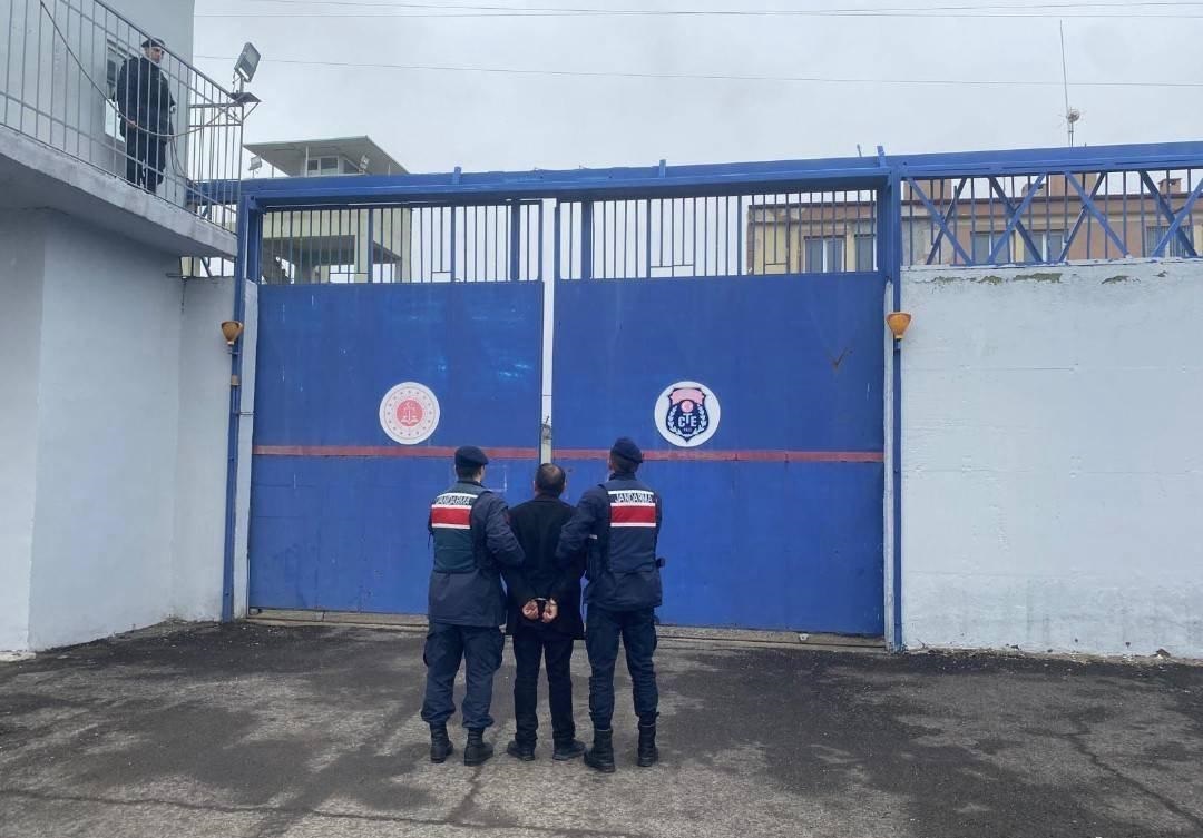       Nevşehir İl Jandarma Komutanlığı olarak nitelikli suçlardan aranan şahısların yakalanmasına yönelik çalışmalar aralıksız yürütülmektedir.