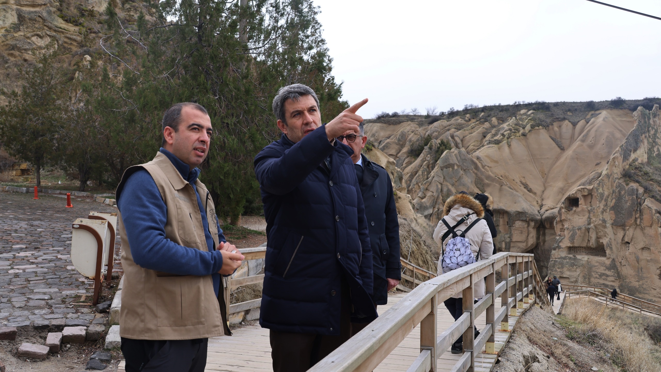 Kapadokya Alan Başkanı A. Cem Aslanbay, Göreme Ören Yeri’nde devam eden yeraltı kaya mekânları kurtarma kazı alanında incelemelerde bulundu.
