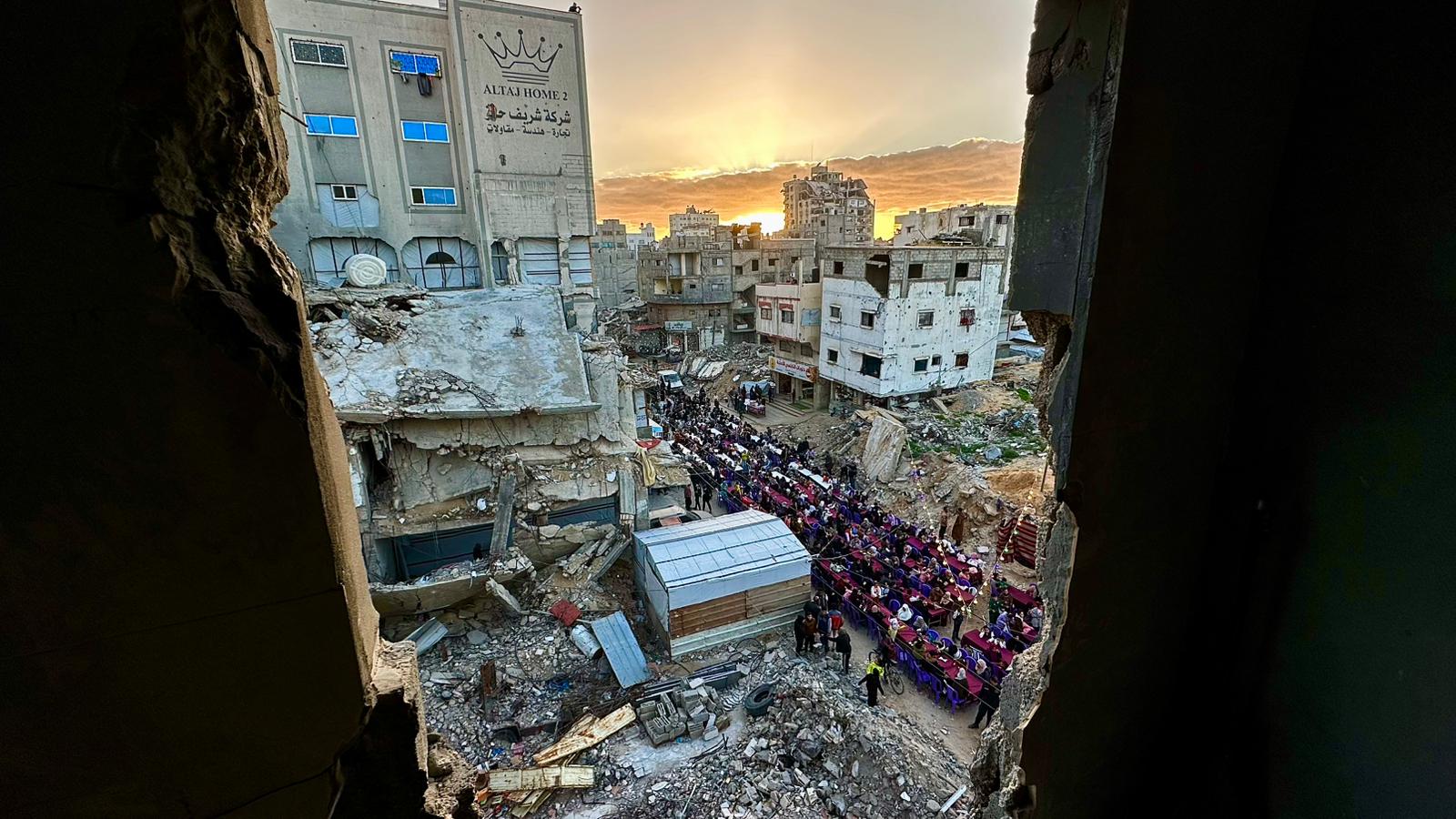      Türk Kızılay Gazze’de Ramazan’ın İlk İftar Sofrasını Kurdu   