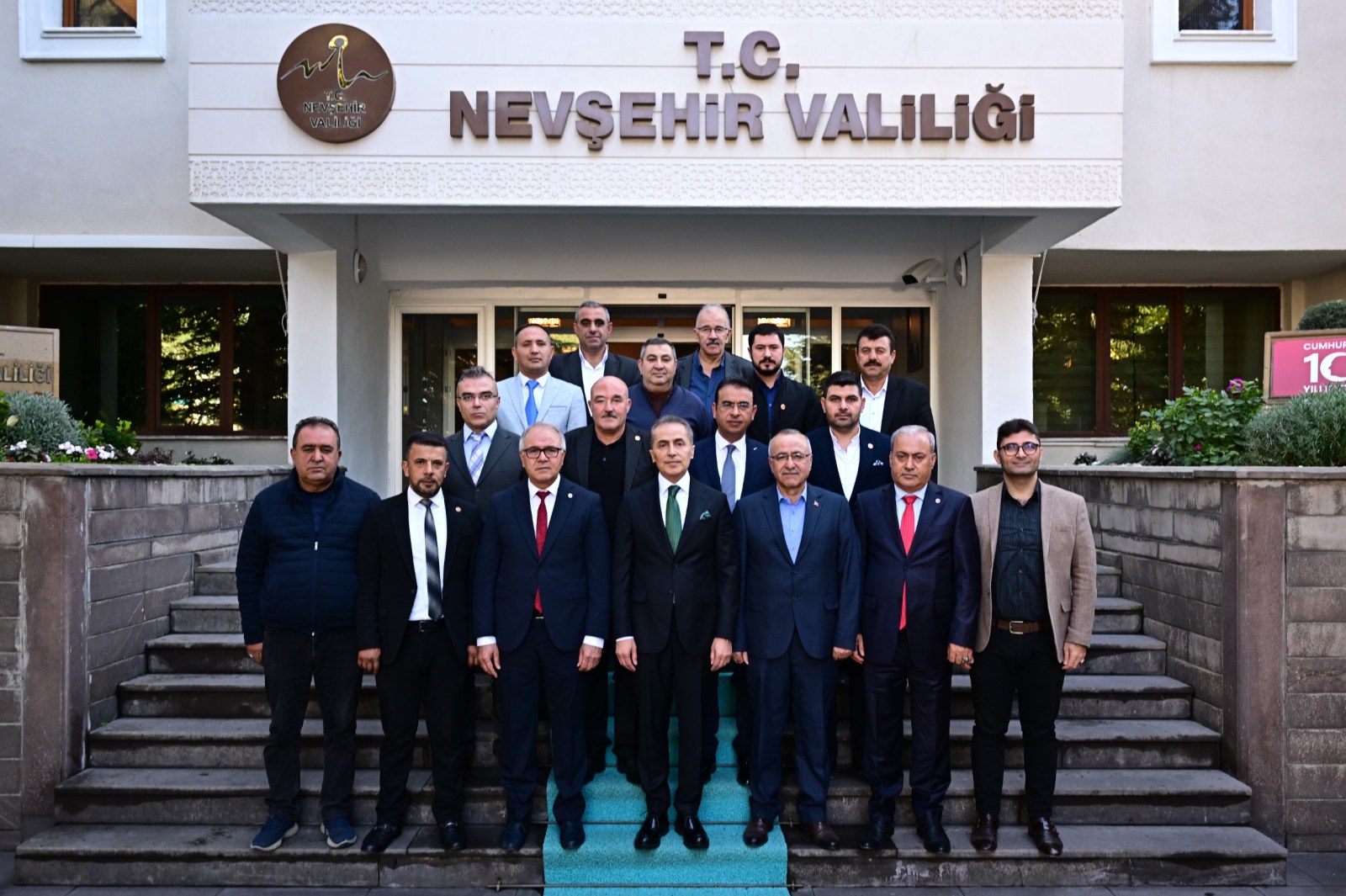 NEVŞEHİR VALİSİ HÜSEYİN KÖK, MUHTARLAR GÜNÜNDE MUHTARLAR DERNEĞİ BAŞKANINI KARŞILADI